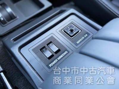 市場最低里程！僅跑1萬！自排～8人座！定速 雙安 循跡！原鈑件！可全貸！售後原廠2年5萬公里保固！台中在地30年老店！
