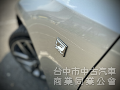 17年式！F Sport版！小改款！ACC跟車！雙電動通風椅！三眼LED頭燈！導航電視！可全貸！台中在地深耕30年老店！