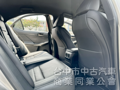17年式！F Sport版！小改款！ACC跟車！雙電動通風椅！三眼LED頭燈！導航電視！可全貸！台中在地深耕30年老店！