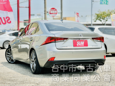 17年式！F Sport版！小改款！ACC跟車！雙電動通風椅！三眼LED頭燈！導航電視！可全貸！台中在地深耕30年老店！