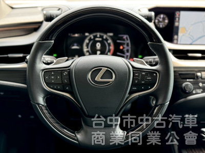 旗艦版！僅跑7萬！ACC跟車 全景天窗 ML音響 雙前通風椅 盲點 抬頭顯示 電動尾門  無線充電 後座遮陽簾！原鈑件！