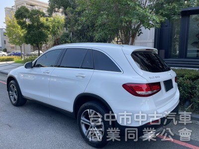 2016 Mercedes-Benz GLC 300 豪華內裝＋2.0渦輪引擎，動力順暢、操控靈敏，都市通勤假日出遊皆可