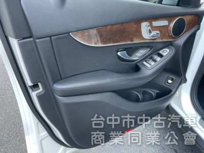 2016 Mercedes-Benz GLC 300 豪華內裝＋2.0渦輪引擎，動力順暢、操控靈敏，都市通勤假日出遊皆可