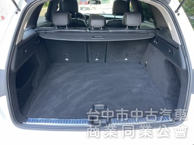 2016 Mercedes-Benz GLC 300 豪華內裝＋2.0渦輪引擎，動力順暢、操控靈敏，都市通勤假日出遊皆可