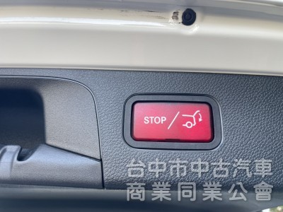 2016 Mercedes-Benz GLC 300 豪華內裝＋2.0渦輪引擎，動力順暢、操控靈敏，都市通勤假日出遊皆可