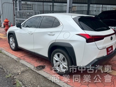 2019 UX200