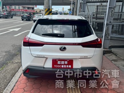 2019 UX200