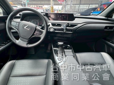 2019 UX200