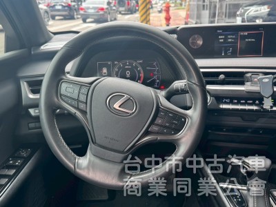2019 UX200