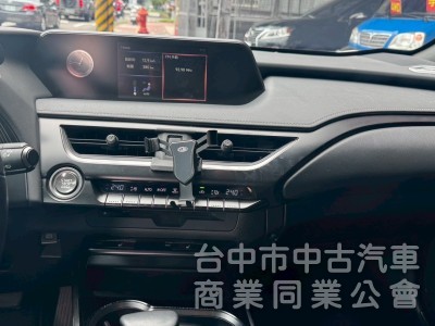 2019 UX200