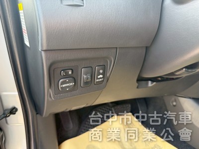 2011 Innova 2.0跑八萬 後座出風口