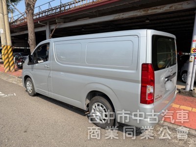 2022 HIACE 廂型車跑一萬多