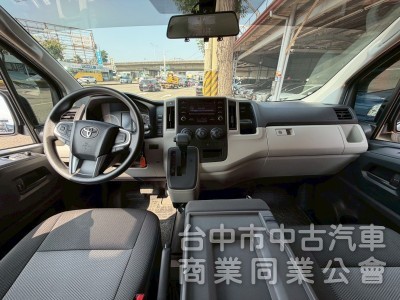 2022 HIACE 廂型車跑一萬多