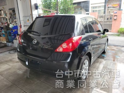 2012 年 Tiida 踢打 五門 1.8cc 免持鑰匙，恆溫，黑內裝，沙發座椅，舒適座椅，魔術大空間。