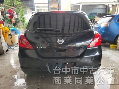 2012 年 Tiida 踢打 五門 1.8cc 免持鑰匙，恆溫，黑內裝，沙發座椅，舒適座椅，魔術大空間。