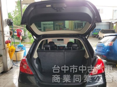 2012 年 Tiida 踢打 五門 1.8cc 免持鑰匙，恆溫，黑內裝，沙發座椅，舒適座椅，魔術大空間。