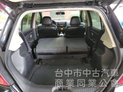 2012 年 Tiida 踢打 五門 1.8cc 免持鑰匙，恆溫，黑內裝，沙發座椅，舒適座椅，魔術大空間。