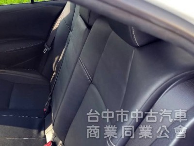 2019 年 Altis 12代 油電 尊爵版 白色 里程8萬，carplay，倒車顯影，衛星導航，原鈑件。