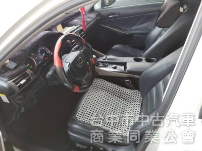 2013 年 IS300H 頂級NAVI版 里程16萬，天窗，雙電動椅，雙區恆溫， 定速，大電池更換過，原鈑件，全額貸款