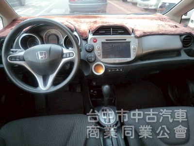 2014年 Fit 2.5代 恆溫，定速，快撥鍵，一手媽媽車，無抽煙，內裝飽滿，底盤安靜，車況超優。