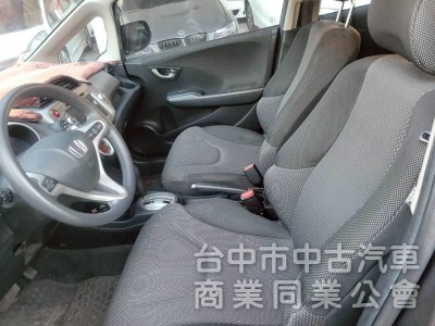 2014年 Fit 2.5代 恆溫，定速，快撥鍵，一手媽媽車，無抽煙，內裝飽滿，底盤安靜，車況超優。