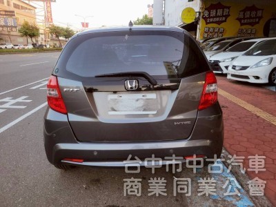 2014年 Fit 2.5代 恆溫，定速，快撥鍵，一手媽媽車，無抽煙，內裝飽滿，底盤安靜，車況超優。