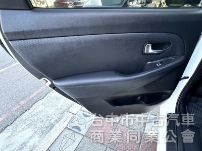 2019年 KIA Carens 2.0 汽油旗艦版 原鈑件 里程5萬 全景天窗 環景 盲點 舒適大空間 高顏值跨界休旅