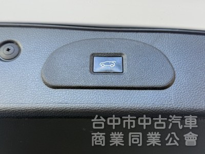 2019年 KIA Carens 2.0 汽油旗艦版 原鈑件 里程5萬 全景天窗 環景 盲點 舒適大空間 高顏值跨界休旅