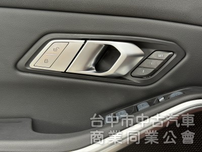 BMW 3-Series Sedan 2022款 318i Luxury 白金極智版 紅色