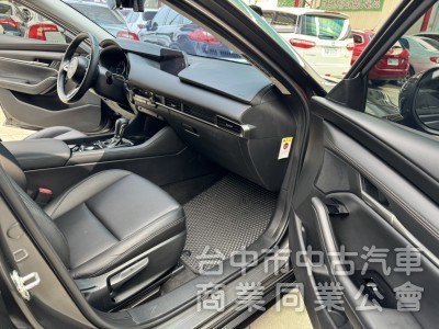 鑫華富汽車 Mazda 3