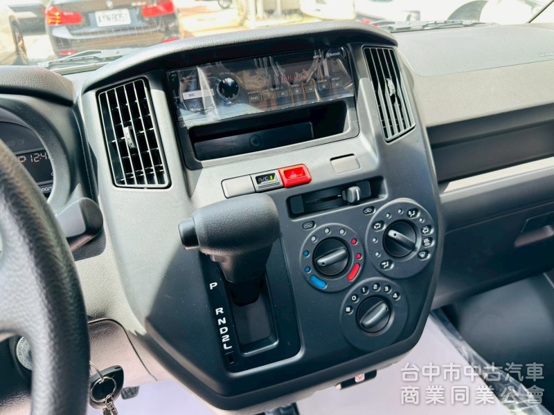全新領牌車，自排