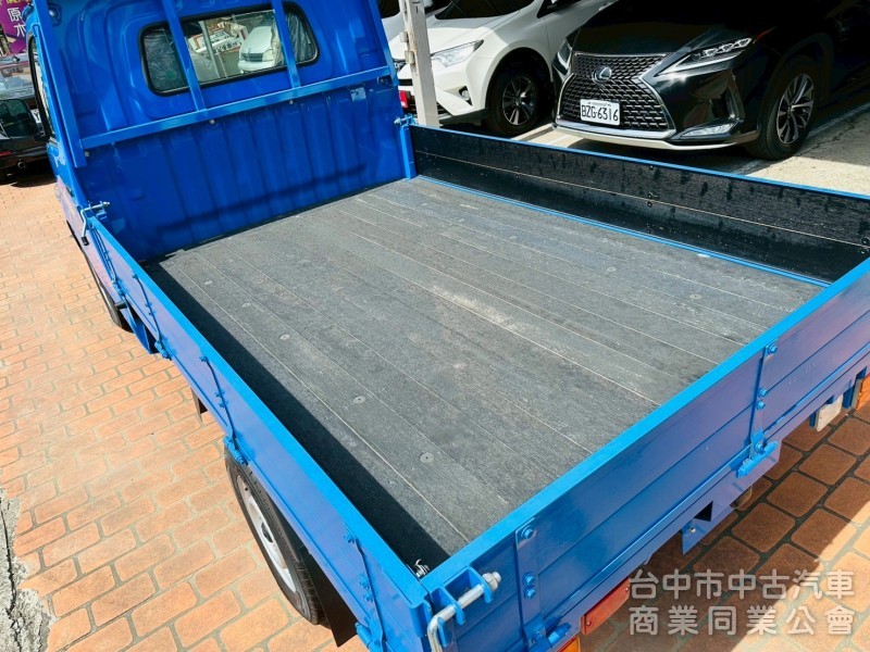 全新領牌車，自排