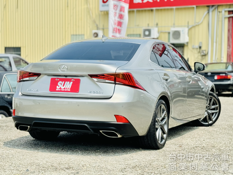 17年式！F Sport版！小改款！ACC跟車！雙電動通風椅！三眼LED頭燈！導航電視！可全貸！台中在地深耕30年老店！