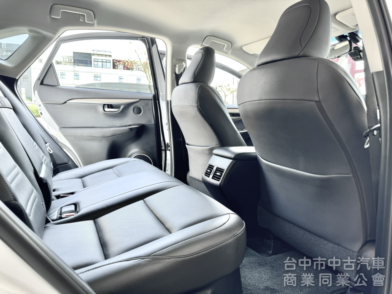 一手車！原廠保養！渦輪引擎！雙電動通風椅！I-KEY！數位電視！電尾門！藍芽！原鈑件！可全貸！台中在地深耕30年老店！