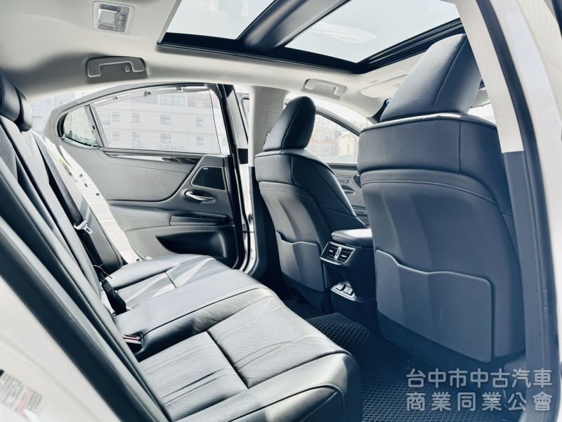 旗艦版！僅跑7萬！ACC跟車 全景天窗 ML音響 雙前通風椅 盲點 抬頭顯示 電動尾門  無線充電 後座遮陽簾！原鈑件！