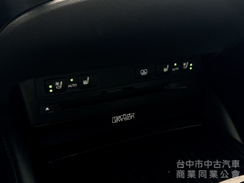 旗艦版！僅跑7萬！ACC跟車 全景天窗 ML音響 雙前通風椅 盲點 抬頭顯示 電動尾門  無線充電 後座遮陽簾！原鈑件！