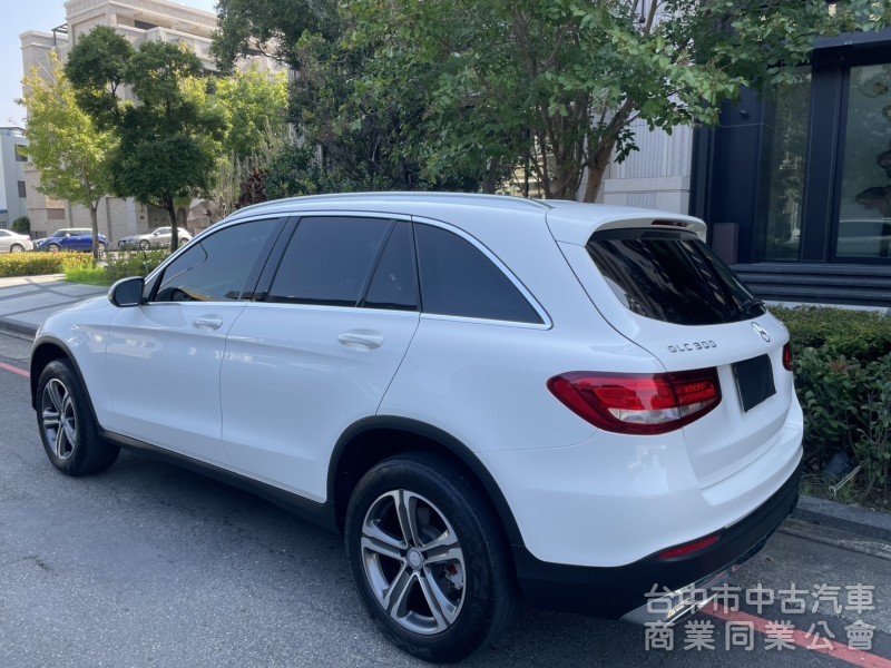 2016 Mercedes-Benz GLC 300 豪華內裝＋2.0渦輪引擎，動力順暢、操控靈敏，都市通勤假日出遊皆可