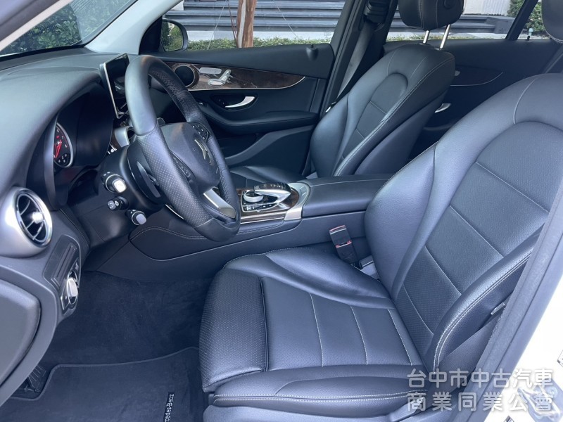 2016 Mercedes-Benz GLC 300 豪華內裝＋2.0渦輪引擎，動力順暢、操控靈敏，都市通勤假日出遊皆可
