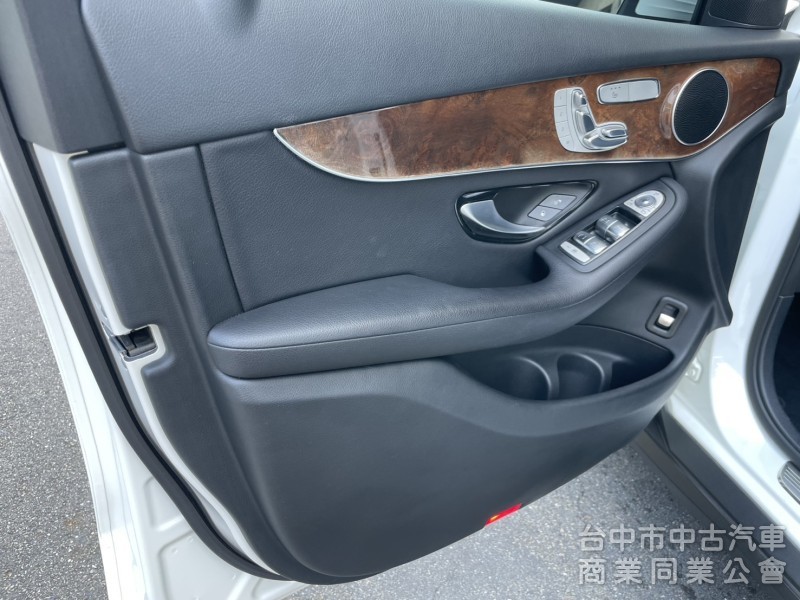 2016 Mercedes-Benz GLC 300 豪華內裝＋2.0渦輪引擎，動力順暢、操控靈敏，都市通勤假日出遊皆可