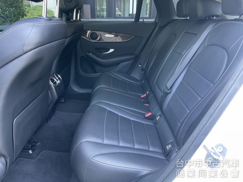 2016 Mercedes-Benz GLC 300 豪華內裝＋2.0渦輪引擎，動力順暢、操控靈敏，都市通勤假日出遊皆可