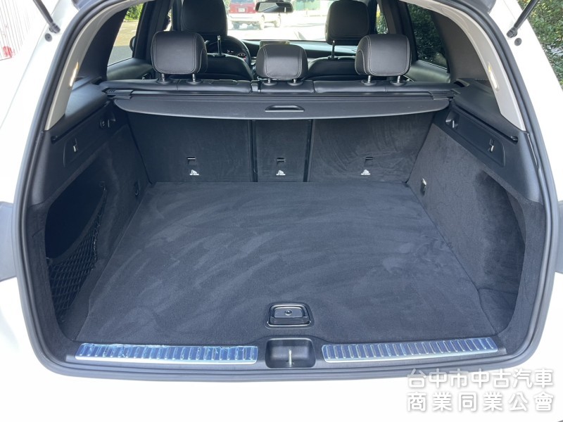 2016 Mercedes-Benz GLC 300 豪華內裝＋2.0渦輪引擎，動力順暢、操控靈敏，都市通勤假日出遊皆可