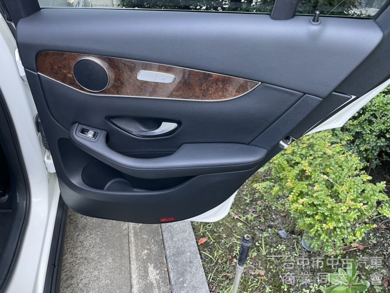 2016 Mercedes-Benz GLC 300 豪華內裝＋2.0渦輪引擎，動力順暢、操控靈敏，都市通勤假日出遊皆可