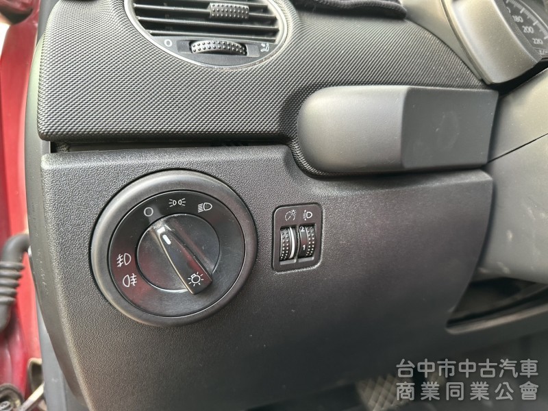 2006年出廠 福斯beetle 金龜車1.6  內外氣氛非常漂亮 開在路上更加吸睛  ✅可認證 ✅里程保證 ✅