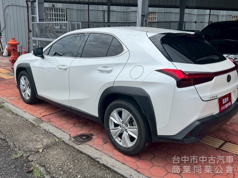 2019 UX200