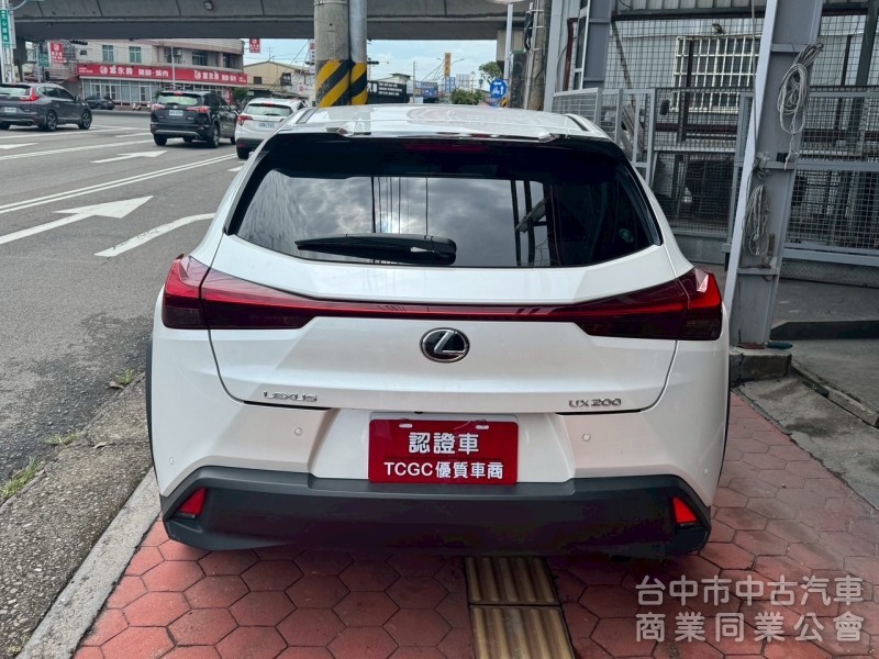 2019 UX200
