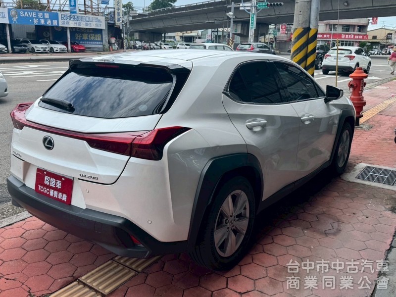 2019 UX200