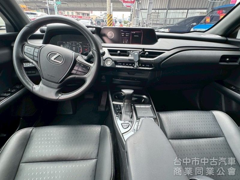 2019 UX200