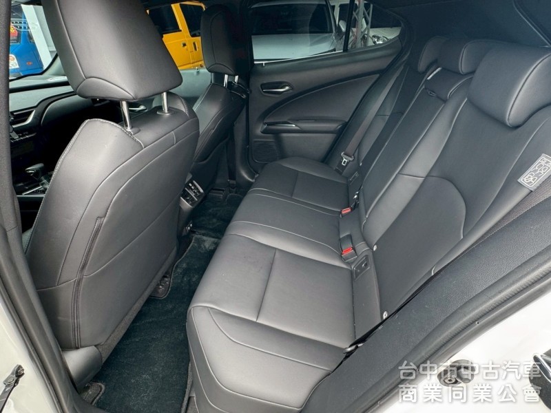 2019 UX200