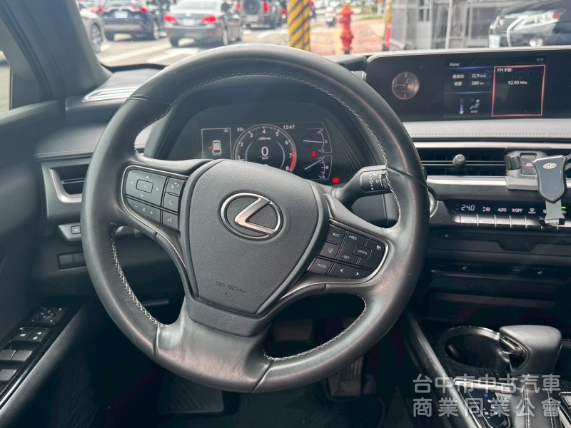 2019 UX200