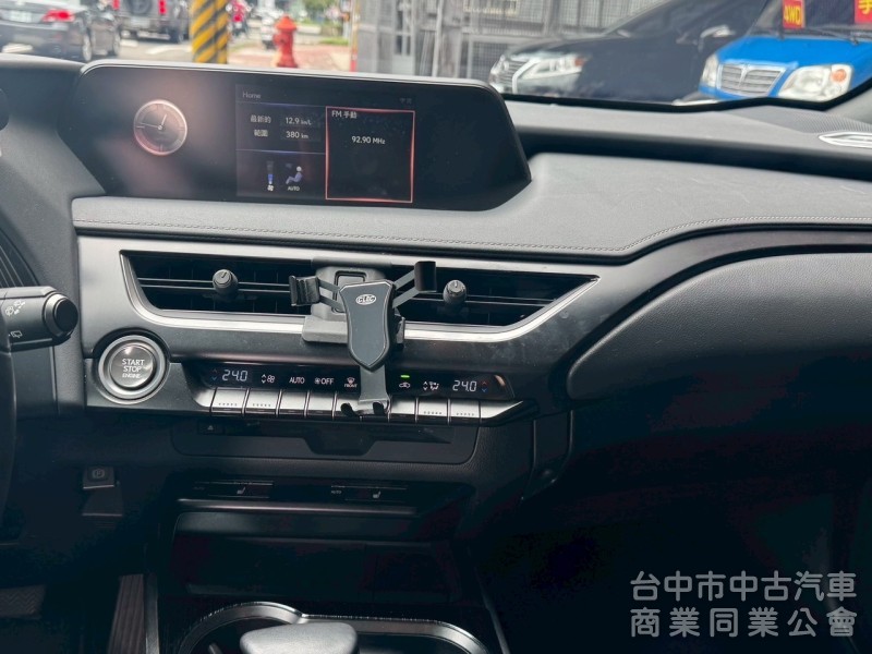2019 UX200
